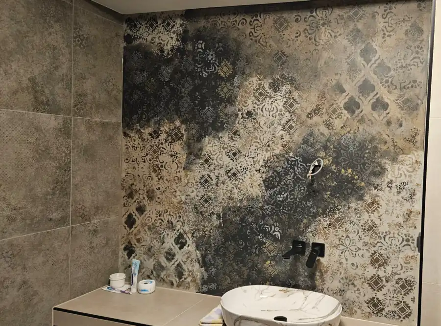Kupaonica s dekorativnom žbukom s ornamentima