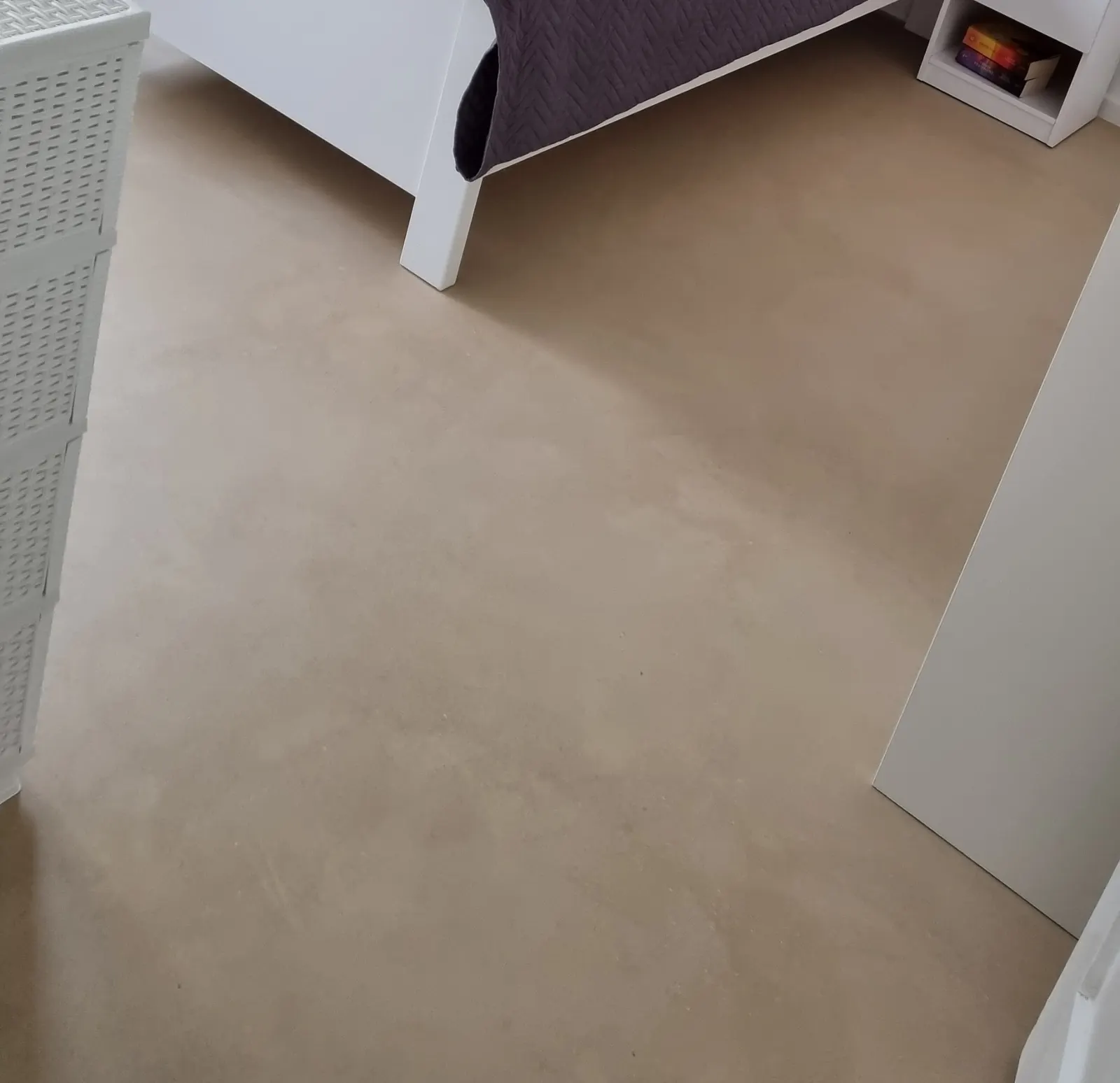 Mikrocementni pod u spavaćoj sobi